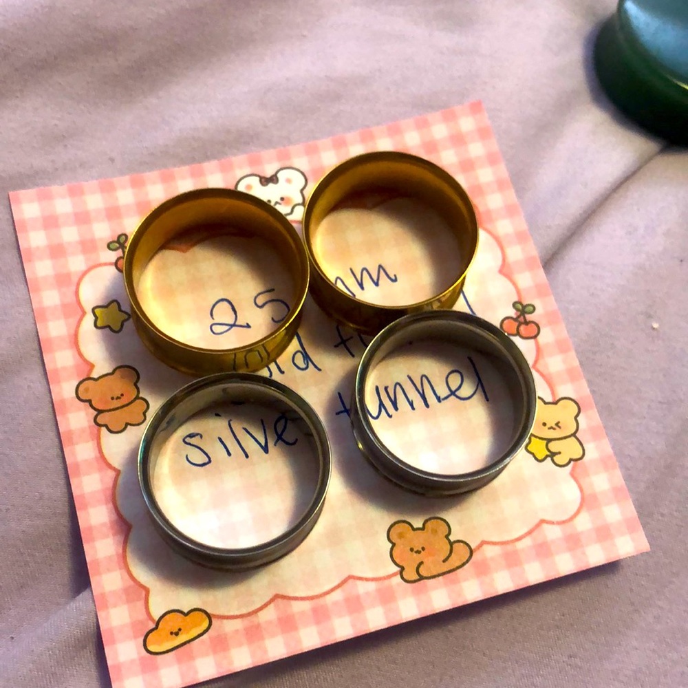 Silver and gold tunnel plugs 25mm
